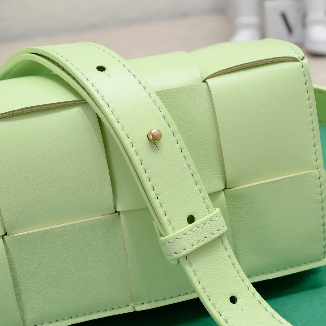 #𝐓𝐇𝐄 𝐁𝐄𝐋𝐓 𝐂𝐀𝐒𝐒𝐄𝐓𝐓𝐄 Checkered waist bag🔻 The hot cassette has a new style. The lambskin material is very light and has the same high-grade touch as always. It can be used as a handbag, waist bag, crossbody, or shoulder bag. Small and exquisite but very easy to use, it is stress-free to install iPhone plus, 💄lipstick 🕶️sunglasses! It continues the square shape of the cassette bag and does not deform after loading. It has a very concave shape! 【6815#】 Size: 17.5*9.5*5cm